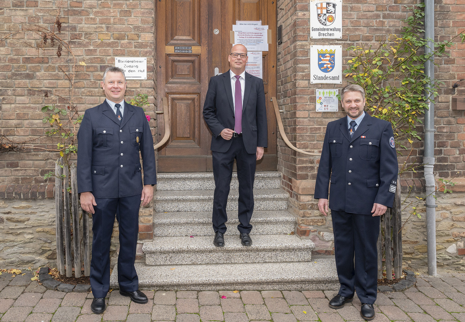 Der Verwaltungschef mit der Feuerwehrführung (von links): Timo Kahlheber (stellvertr.Gemeindebrandinspektor), Bürgermeister Frank Groos sowie Michael Gläser (Gemeindebrandinspektor)