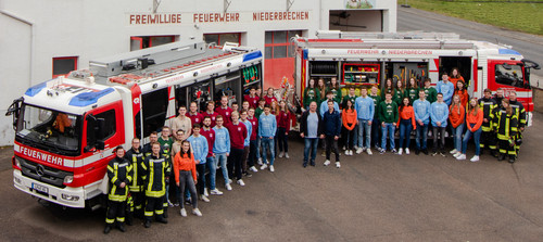 Gruppenbild Feuerwehr + DKMS
